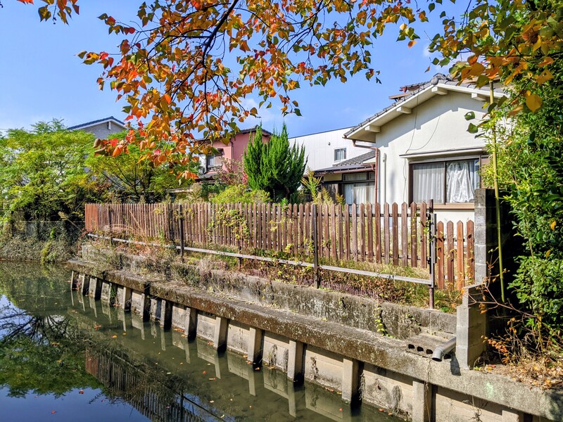 敷地南東側からの様子。建物解体後、更地での引渡しとなります。 