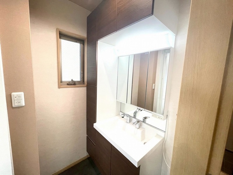 １Ｆ洗面室。三面鏡のシャワー付き洗面化粧台！