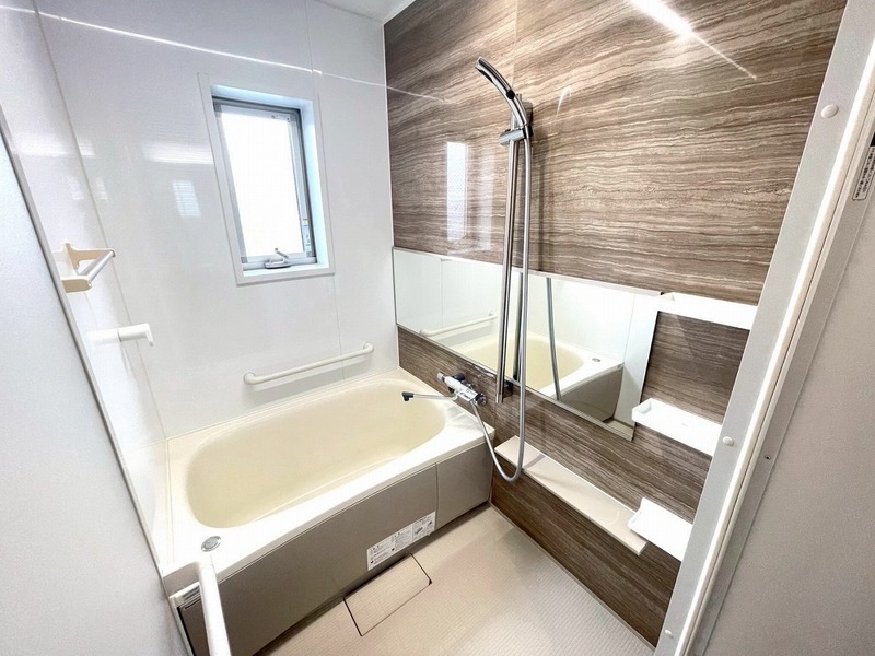 １Ｆ浴室。窓付きの明るい浴室です♪うれしい鏡付き！