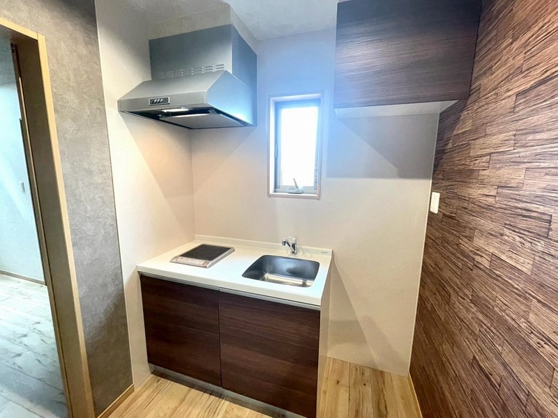 １Ｆキッチン。ＩＨコンロ付きのシステムキッチン！お掃除楽々です♪