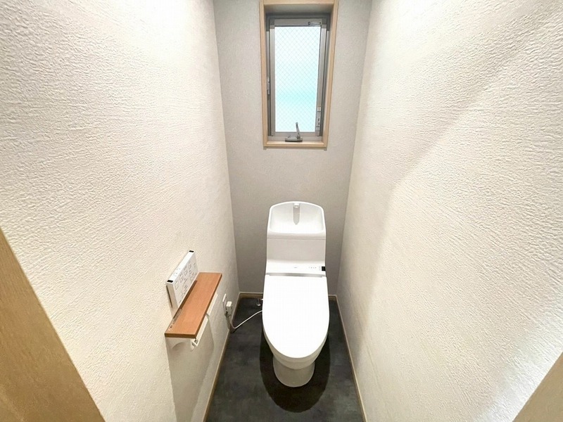 １Ｆトイレ。温水洗浄便座付きです♪