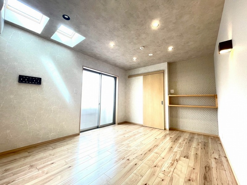 １Ｆ洋室。広々とした洋室約７．４４帖！天窓付きで明るいお部屋です♪