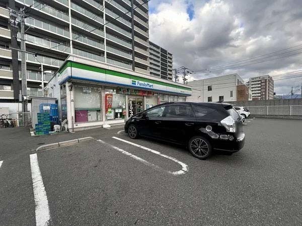 ファミリーマート福岡箱崎公園前店（徒歩６分）