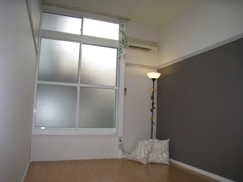 アクセントクロス張りの洋室6.4帖