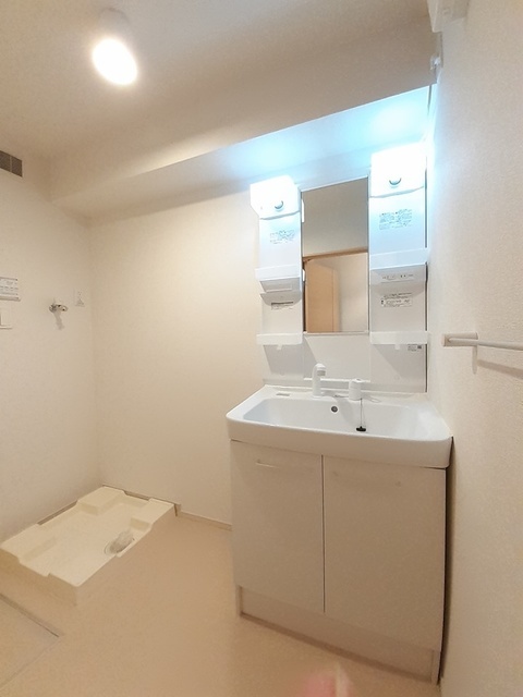 シャワー付き洗面台、室内洗濯機置き場