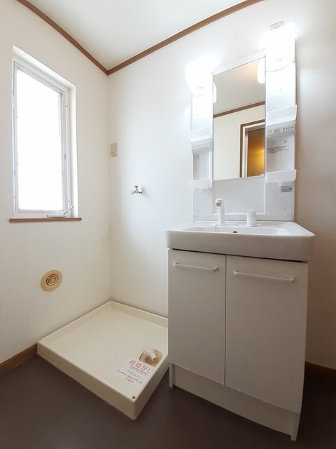 シャワー付き洗面台、室内洗濯機置き場