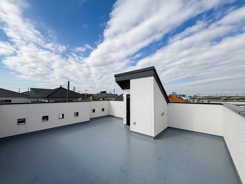 屋上には約15.8帖のバルコニー付きです。家庭菜園やガーデニングを楽しめます☆