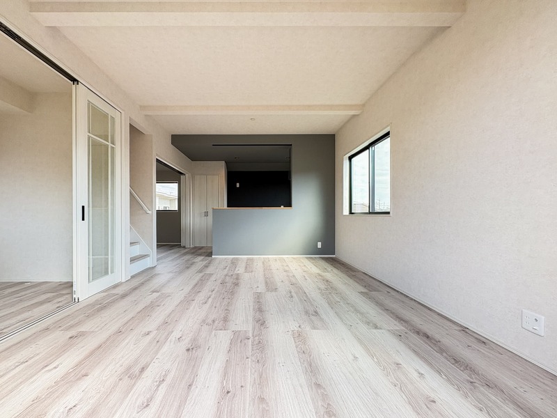 約15.7帖の広々としたLDK空間！グリーンのアクセントクロスが映えます♪