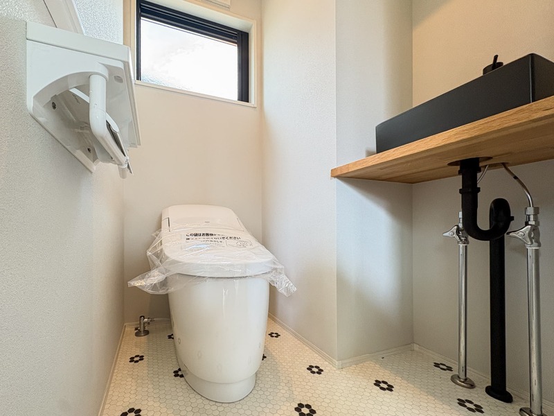 トイレは1階と2階の2箇所あります◎タイル調の床がアクセントになります♪