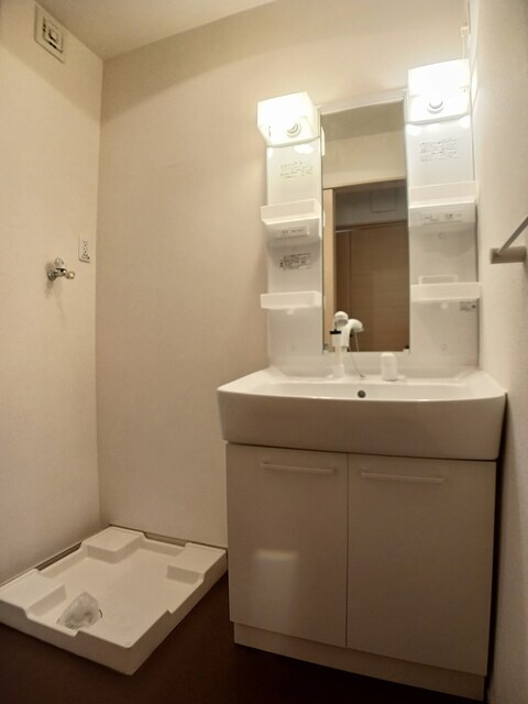 シャワー付き洗面台、室内洗濯機置き場