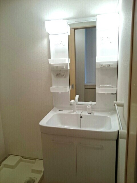 シャワー付き洗面台、室内洗濯機置き場