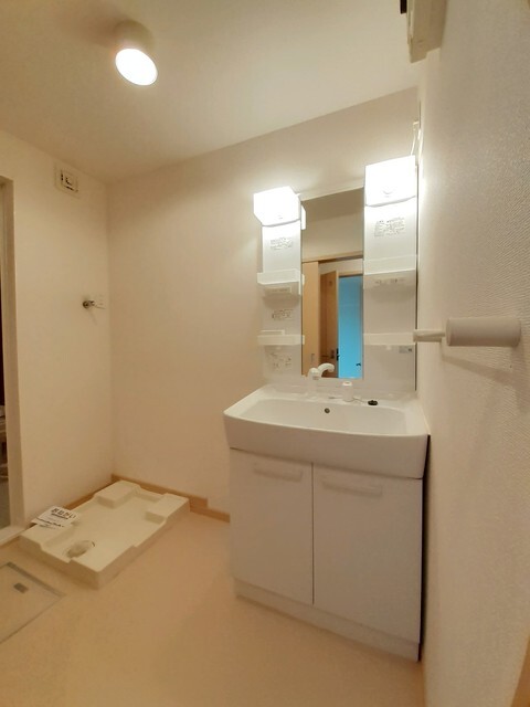 シャワー付き洗面台、室内洗濯機置き場