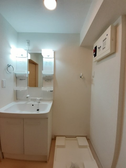 シャワー付き洗面台、室内洗濯機置き場