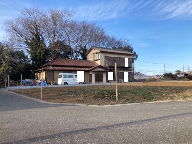 南角から本物件を見る。