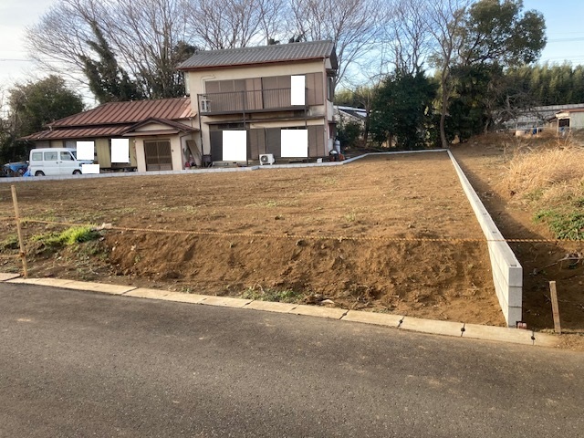 東南道路から本物件を見る。