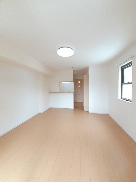 洋室12.2帖　サンルーム側より