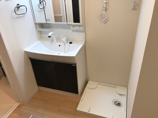 シャワー付き洗面台、室内洗濯機置き場