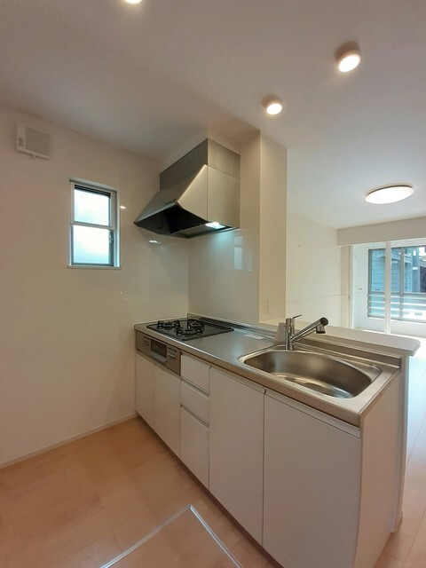 対面式システムキッチン、３口ガスコンロ付き