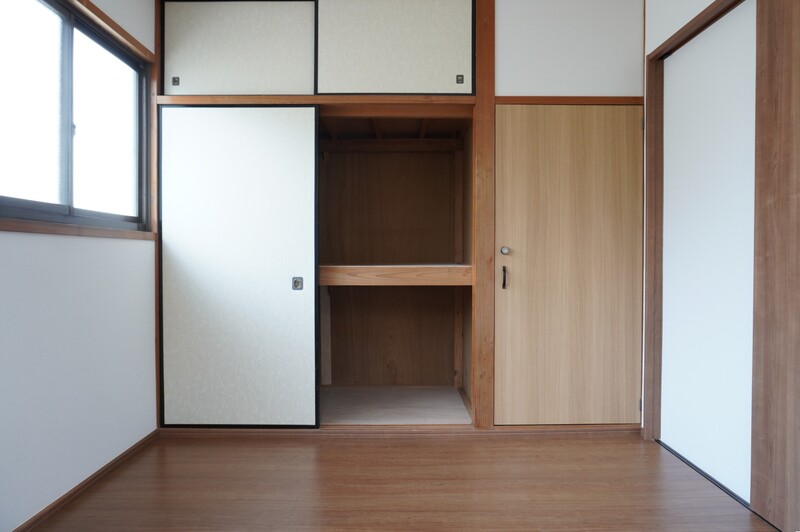 押入