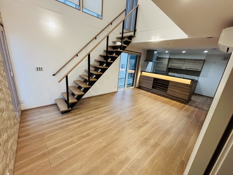 たくさんの窓に囲まれたリビング