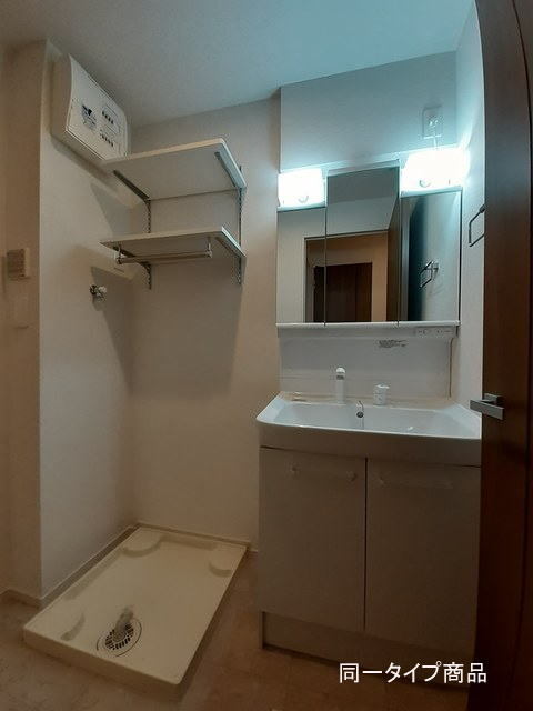 シャワー付き洗面台、室内洗濯機置き場※建築中の為、イメージです。