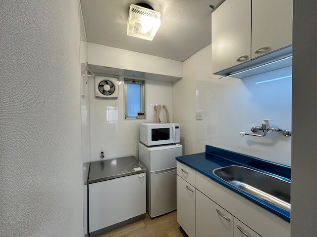 キッチン（青色は保護フィルム）コンロもつきます