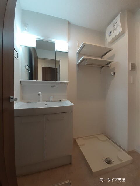 シャワー付き洗面台、室内洗濯機置き場※建築中の為、イメージです。