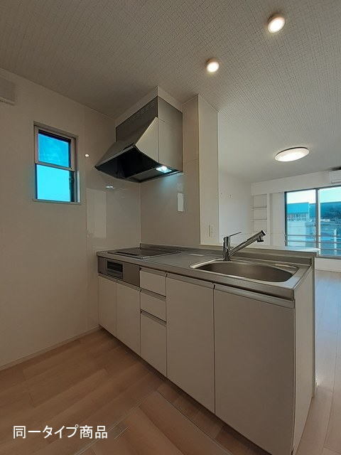 対面式システムキッチン、IHクッキングヒーター付き※建築中の為、イメージです。