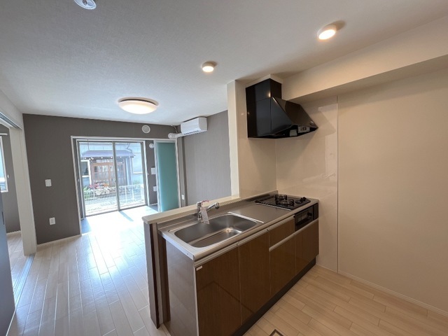 対面式システムキッチン、２口ガスコンロ付き