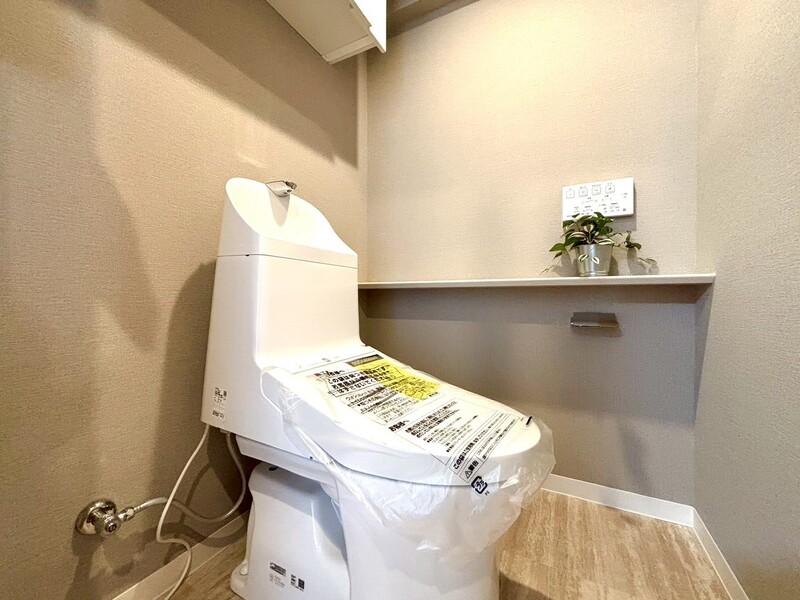 温水洗浄機能付きのトイレです☆