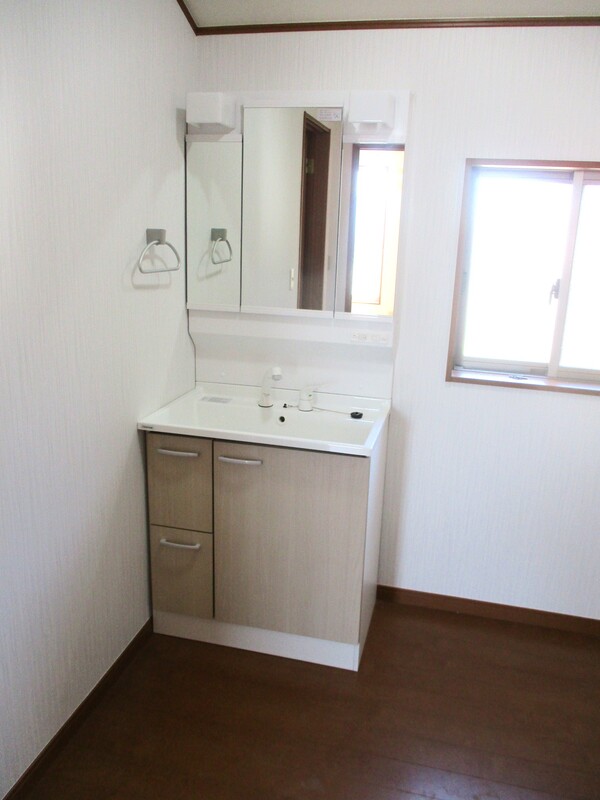 新規交換の２階の三面鏡洗面台