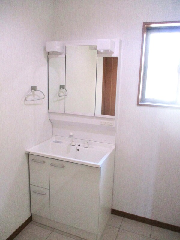 新規交換の１階の三面鏡洗面台