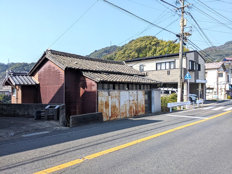 敷地東側前面の様子。古家付きですが、現況での引渡しとなります。