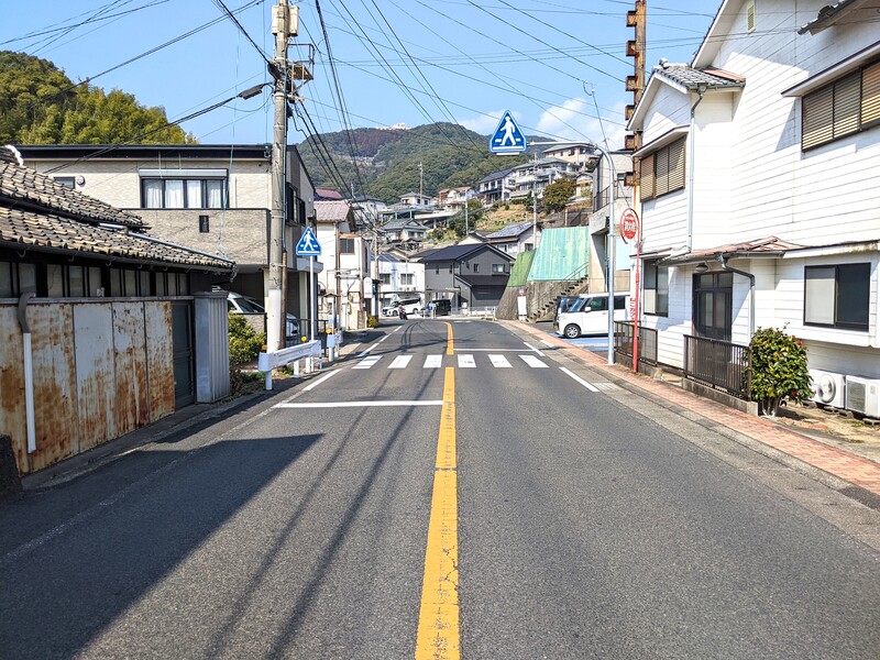 敷地東、南北に延びる県道を南から。道路幅員は約７．９ｍです。