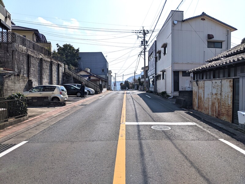 敷地東、南北に延びる県道を北から。徒歩１分の位置にバス停もあります。