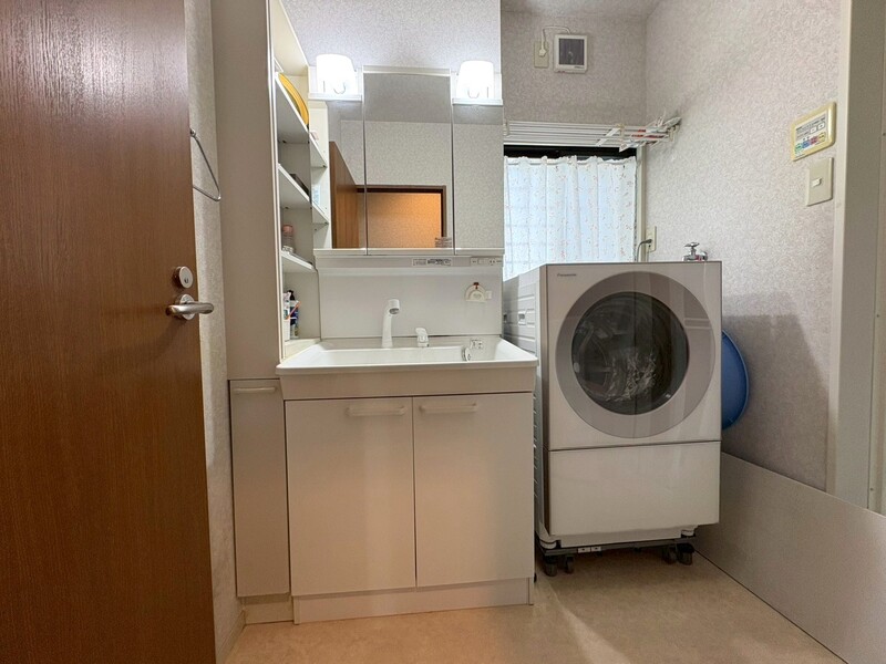 三面鏡・シャワー付き洗面化粧台！収納スペースたっぷり♪室内洗濯機置き場もございます♪