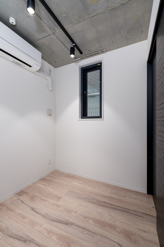 白壁×木目×コンクリート天井。シンプルなのに雰囲気のあるお部屋です。