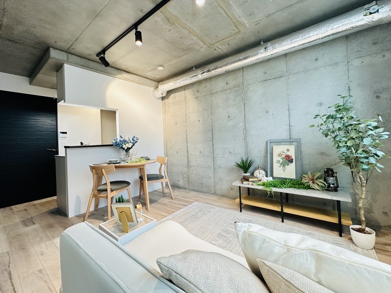 コンクリート壁と木目床が調和した、カフェのようにくつろげるデザイナーズ空間。※家具・小物はイメージです。