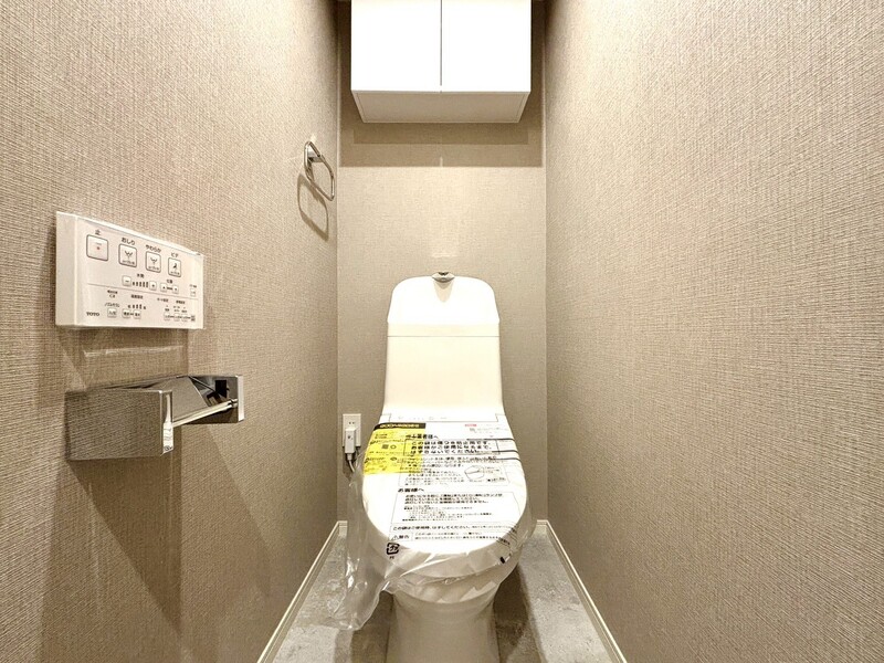 温水洗浄機能付きトイレです☆