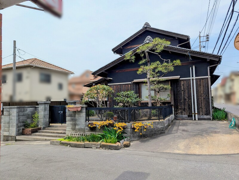 物件入口と駐車場