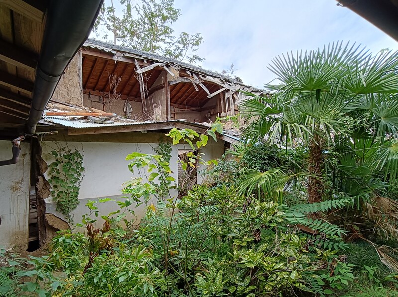 付属建物の二階建ては劣化が激しく倒壊しています。