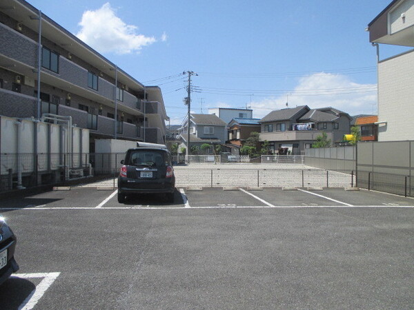 サンプレミール浦和 駐車場