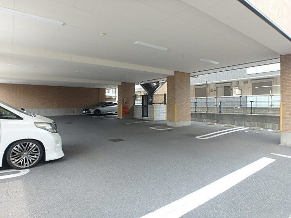 ＬＥＯ伍拾伍番館 駐車場